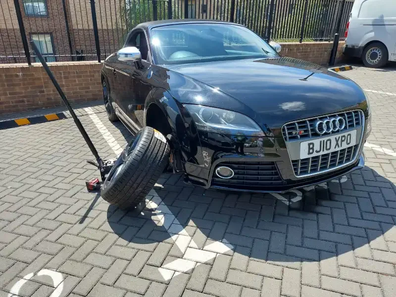 expert-non-destructive-locking-wheel-nut-removal.webp